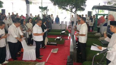 Keluarga Besar Grup Usaha Bakrie di acara ziarah di makam mendiang pendiri Kelompok Usaha Bakrie, H. Achmad Bakrie, dan istrinya, Hj. Roosniah Bakrie, di TPU Karet Bivak, 10 Februari 2017. Ziarah ini memperingati 75 Tahun Kelompok Usaha Bakrie.  