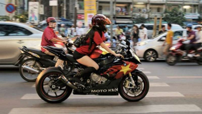 Nguyen bersama motornya.