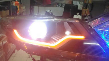 Lampu LED pada mobil.
