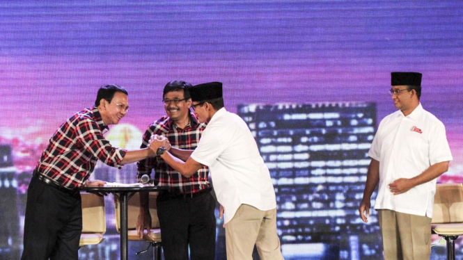 Dua pasangan kandidat di debat Pilkada DKI.