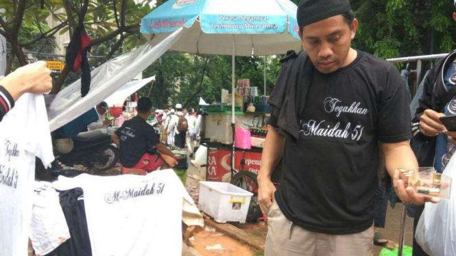 Pedagang kaos Tegakkan Al Maidah meraup untung di aksi 112.