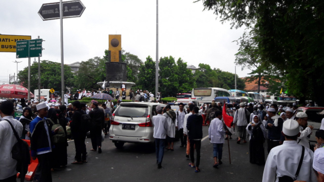 Massa Aksi 112 mulai membubarkan diri.