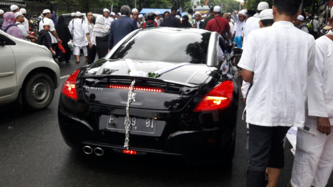 Mobil sport Peugeot RCZ yang melintas saat Aksi 112.