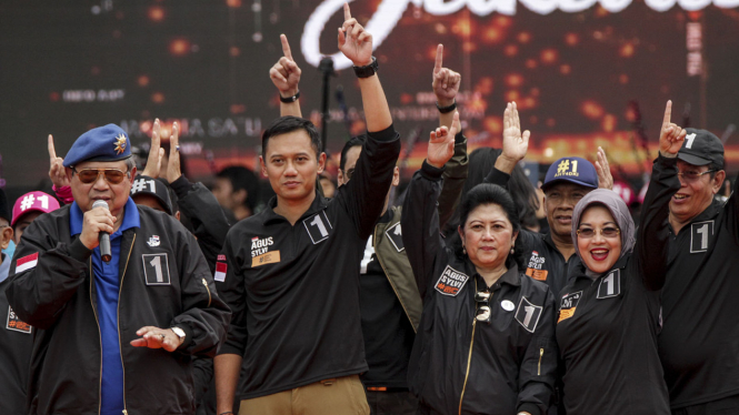 Ketua Umum Demokrat Susilo Bambang Yudhoyono beserta Agus Harimurti Yudhoyono (tengah).