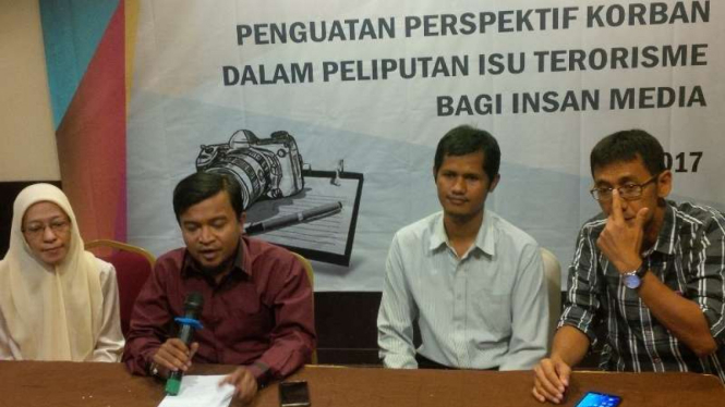 Direktur Eksekutif AIDA, Hasibullah Satrawi (kedua kiri).