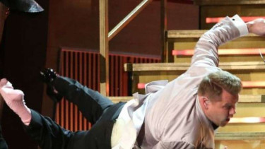 James Corden jatuh di panggung Grammy Awards 2017