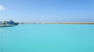 Air laut yang biru.