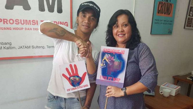 Kaka Slank saat hadir dalam konferensi pers dengan warga Pulau Bangka, Minahasa Utara, Sulawesi Utara, di Jakarta, Senin 13 Februari 2017.