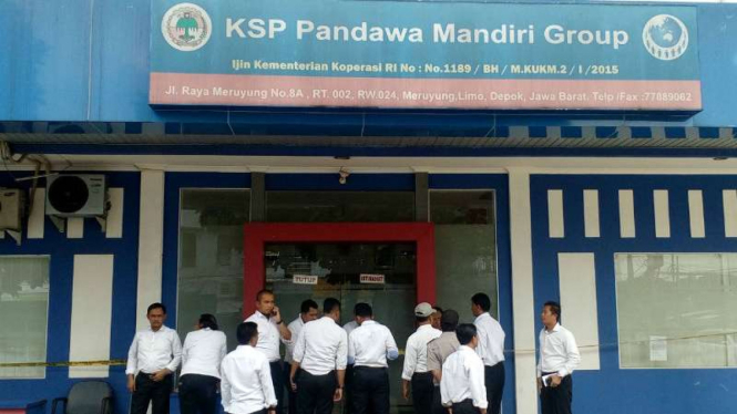 Penyidik Polda Metro Jaya saat menggeledah kantor koperasi simpan pinjam Pandawa Mandiri Group, di Kecamatan Limo, Depok, Jawa Barat, pada Senin, 13 Februari 2017.