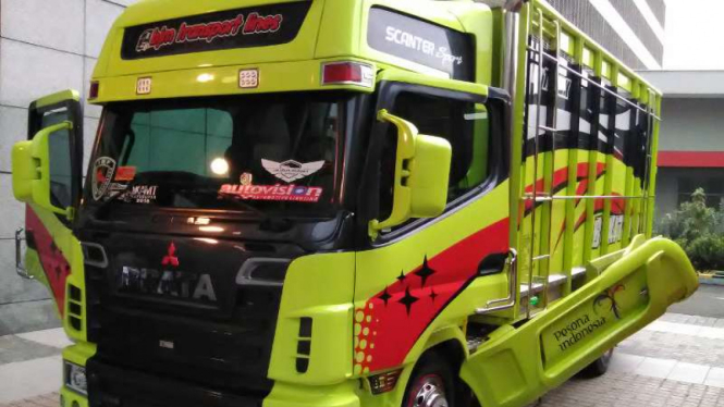 Modifikasi truk bergaya Transformers.