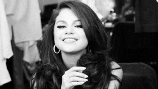 Insiden Memalukan Gaun Tembus Pandang Selena Gomez