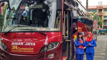 Bus JR Connexion dan awaknya.