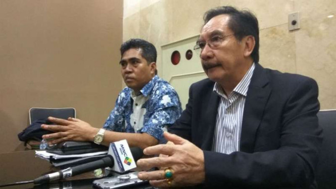Mantan Ketua Komisi Pemberantasan Korupsi, Antasari Azhar (kanan), dalam konferensi pers di gedung Bareskrim Polri, Jakarta, pada Selasa, 14 Februari 2017.