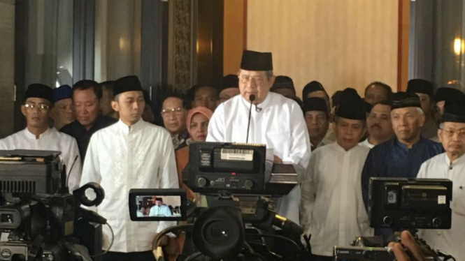 Ketua Umum Partai Demokrat Susilo Bambang Yudhoyono saat memberikan keterangan pers terkait pernyataan mantan Ketua Komisi Pemberantasan Korupsi Antasari Azhar di kediamannya, Selasa malam (14/2/2017)