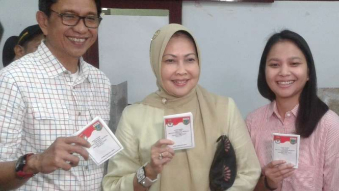 Calon Wali Kota Batu, Dewanti Rumpoko (tengah).
