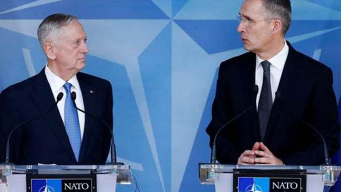 James Norman Mattis dan Jens Stoltenberg di Brussels, Belgia.