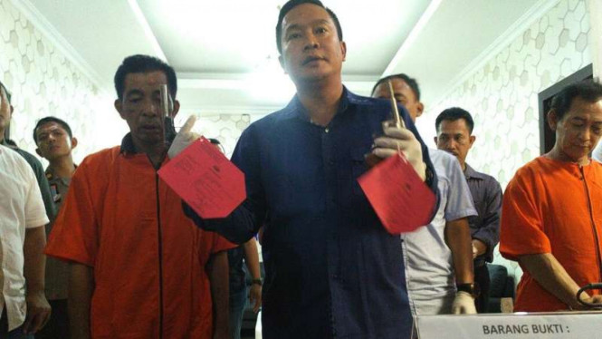Kepolisian Daerah Sumatera Selatan menunjukkan barang bukti senjata api rakitan yang dibuat warga, Kamis (16/2/2017)
