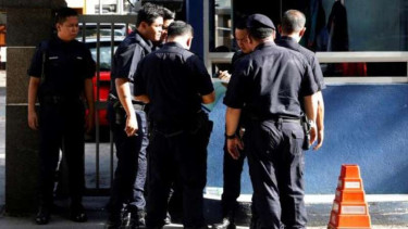 Polisi Malaysia berjaga-jaga di suatu Rumah Sakit di Kuala Lumpur.
