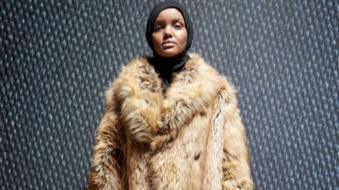 Halima Aden mengenakan baju rancangan Kanye West