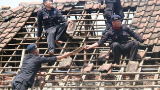 Puting Beliung Hancurkan Dua Desa, Polisi Turun Tangan