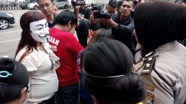 Pemilik rumah karaoke ketika diamankan di Polrestabes Surabaya.