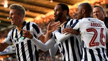 Para pemain Millwall rayakan kemenangan atas Leicester City