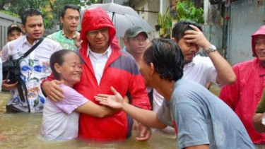 Calon Gubernur DKI Jakarta Anies Baswedan, pantau banjir di Cipinang Melayu, Makasar, Jakarta Timur, Senin, 20 Februari 2017.