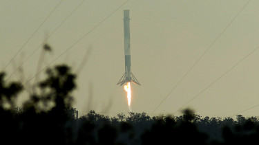 Roket SpaceX Falcon 9 meluncur dan mendarat kembali ke Bumi.