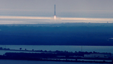 Roket SpaceX Falcon 9 meluncur dan mendarat kembali ke Bumi