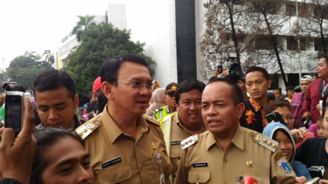 Ahok saat mengunjungi korban kebanjiran di Cipinang Melayu, Senin 20 Februari 2017.