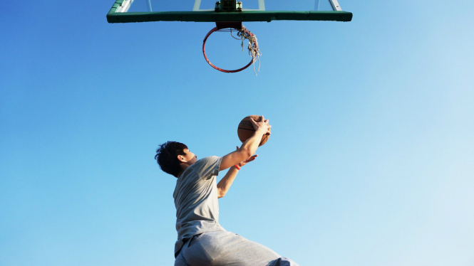 Ilustrasi bermain basket