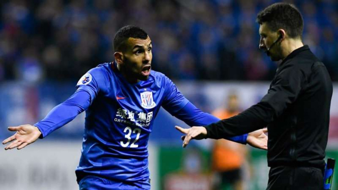 Mantan penyerang Shanghai Shenhua, Carlos Tevez (kiri)