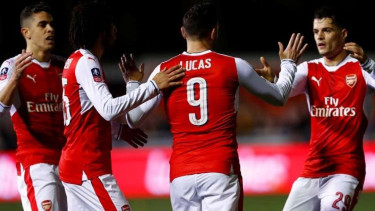 Para pemain Arsenal merayakan gol Lucas Perez (9)