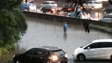 Banjir di akses masuk Tol Jatibening, Bekasi.