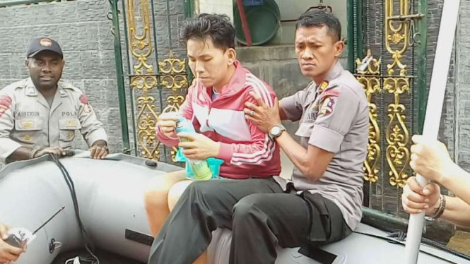 Sejumlah prajurit Brimob Polri mengevakuasi seorang warga korban banjir di permukiman Bukit Cengkeh II, Kecamatan Cimanggis, Kota Depok, Jawa Barat, pada Selasa, 21 Februari 2017.