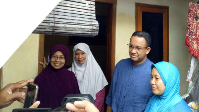 Anies Baswedan, saat berada di lokasi banjir  Jakarta.  