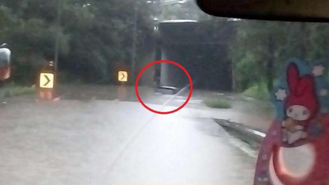 Mobil Dewi di tengah banjir (lingkaran merah). Ist
