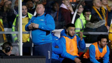 Kiper Sutton United, Wayne Shaw, saat memakan pie di laga kontra Arsenal