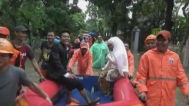 Pernikahan Mansyur dan Maya di tengah banjir di Mampang, Jakarta Selata, Selasa, 21 Februari 2017.
