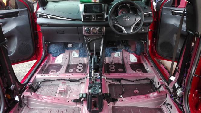 Interior mobil yang sedang dibongkar.