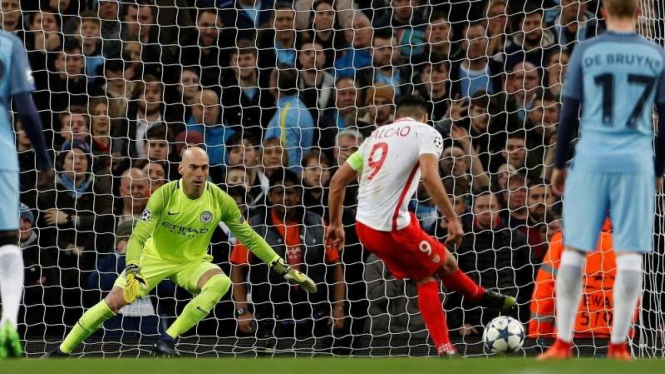 Kiper Manchester City, Wilfredo Caballero, saat gagalkan penalti Falcao