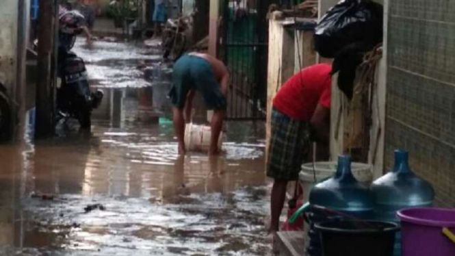 Warga Cipinang Melayu, Jakarta, membersihkan rumah sisa banjir, Rabu, 22 Februari 2017