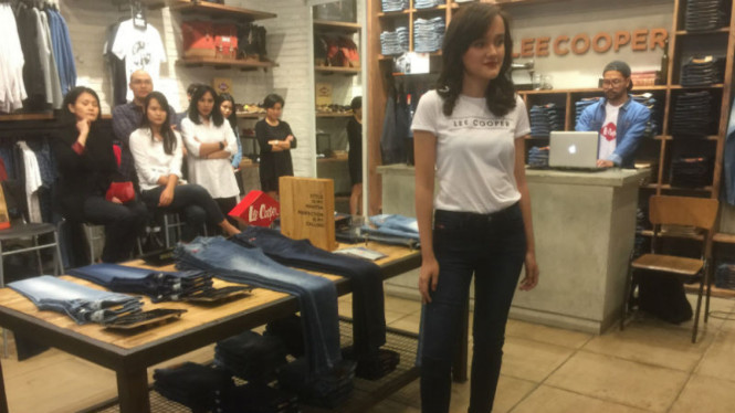 Seorang model sedang memamerkan celana jeans. 