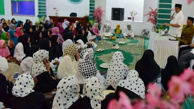 Anies Baswedan bersama ibu-ibu pengajian di Duren Sawit.