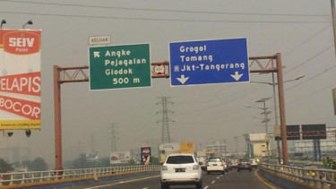 Rambut-rambu jalan di tol.
