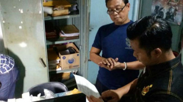 Tim Saber Pungli geledah kantor Dishub Kota Depok di Terminal Depok, Jabar.