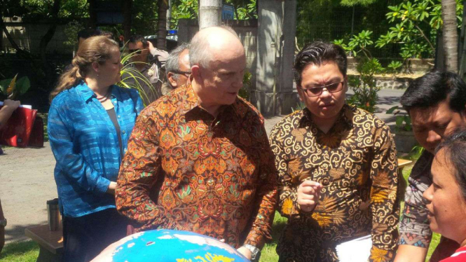  Duta Besar Amerika Serikat untuk Indonesia, Joseph R Donovan (tengah). 