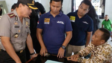 Tim Saber Pungli geledah kantor Kelurahan Pancoran Mas dan Kelurahan Depok Jaya.