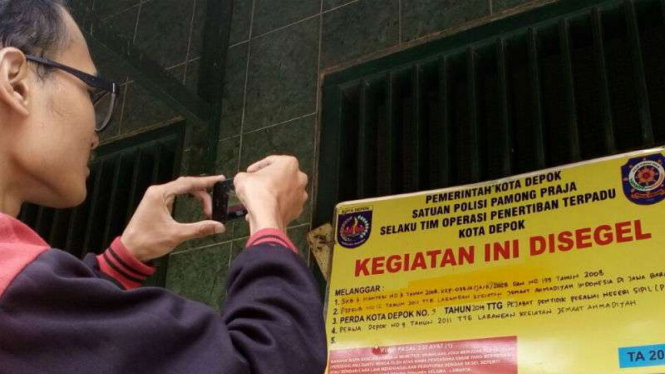 Sebuah masjid milik jemaah Ahmadiyah disegel aparat Satpol PP di Jalan Raya Sawangan, Kota Depok, Jawa Barat.