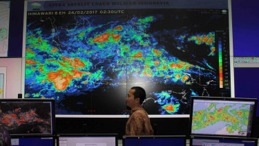 Pemantauan cuaca di BMKG